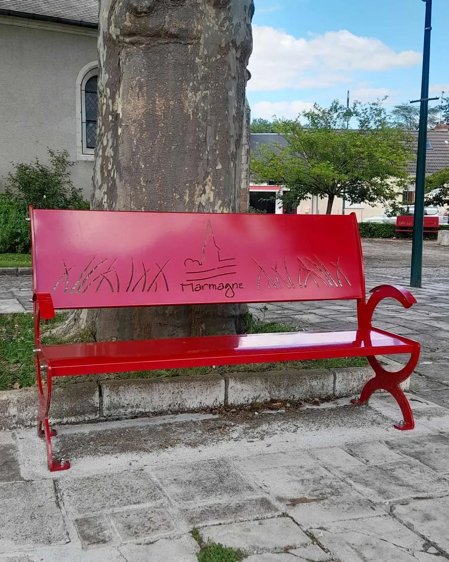 Photo : Banc public personnalisé au nom de la commune, Marmagne (Cher)