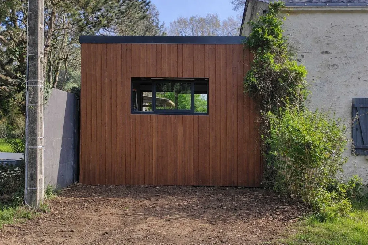 Photo : Extension terminée, bardage bois et toit plat