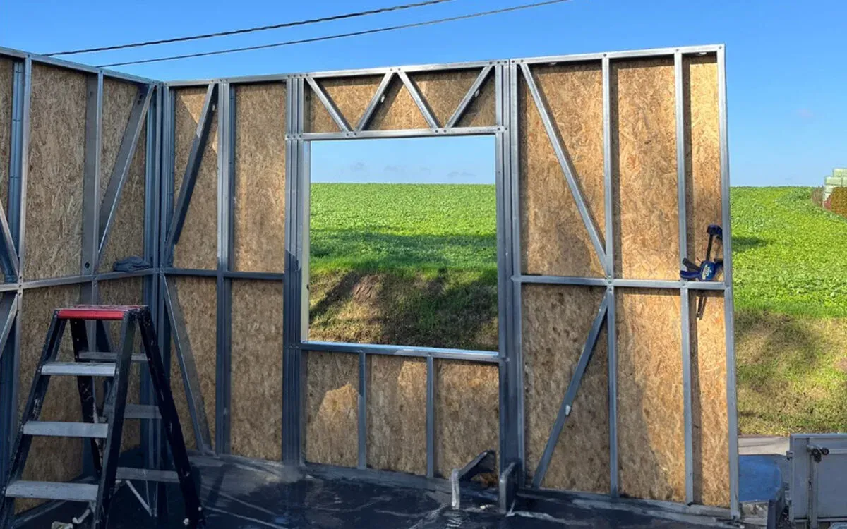 Photo : Ossature métallique d’une extension de maison
