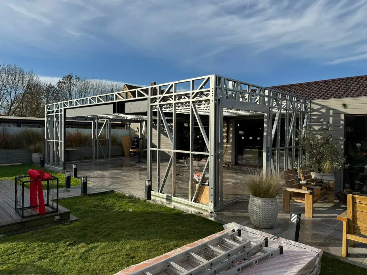 Photo : Extension d’un restaurant, ossature en cours de montage