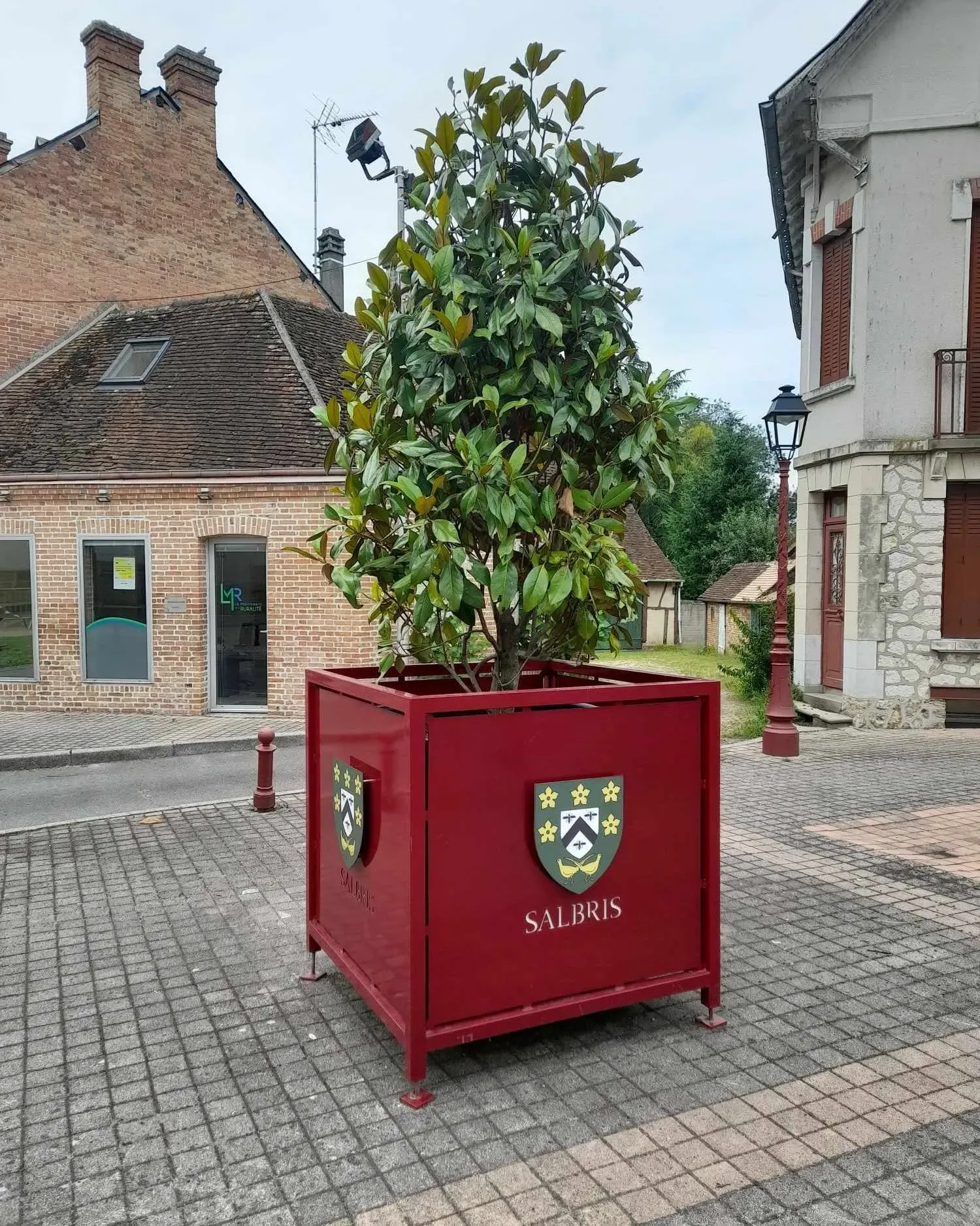 Photo : Grande jardinière aux emblèmes de la ville, Salbris (Loir-et-Cher)