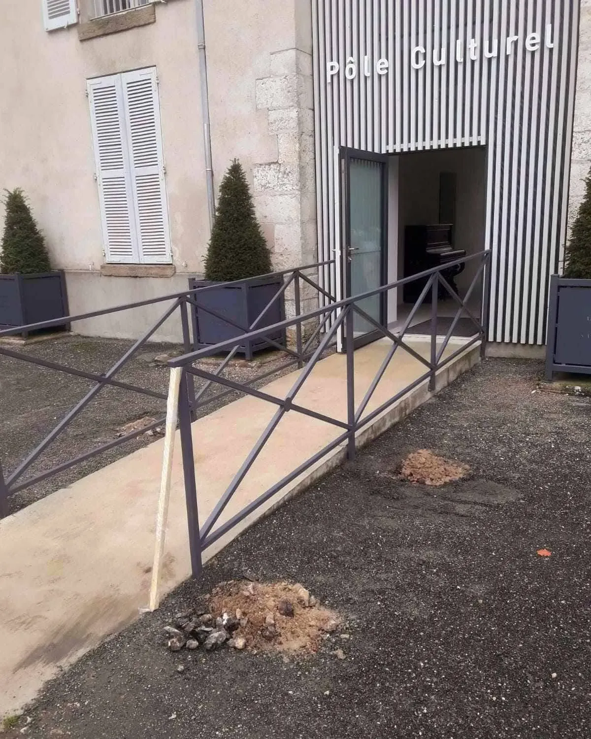 Photo : Rampe d’accès et garde-corps du pôle culturel, Argent-sur-Sauldre (Cher)
